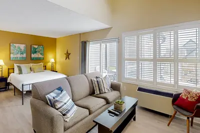 Image de Walk to the chair lift Lofty condo w/ shared pool & tennis - dogs Ok