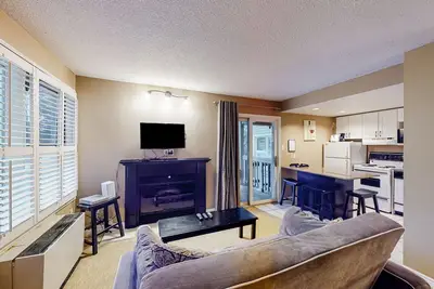 Image de Cozy condo w/ shared pool & tennis courts - walk to lifts/shuttle