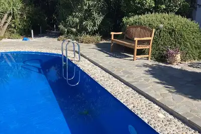 Détachée villa traditionnelle de 2 chambres avec une vue imprenable et une piscine. <br>À partir de 60 £