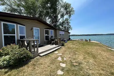 Image de Mise à jour de 3 chambres; Maison de 2 salles de bain sur le lac Portage! 12 couchages!