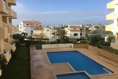 Image de 2bed 2 Salle De Bains 0ne Avec Promenade Dans La Douche. Balcon Donnant Sur La Piscine Et La Vue Mer.