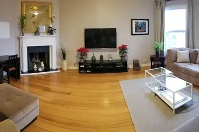 Image de Moderne, chic, appartement 3br / 2ba, belle terrasse extérieure, petit déjeuner léger inclus.