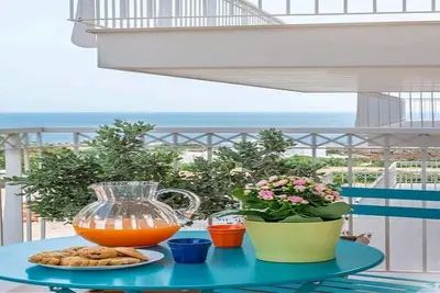 Image de Logement lumineux avec vue sur la mer, associé à une plage privée et une piscine / spa.
