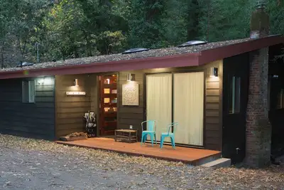 Image de Cottage de comté historique de Sonoma, rénové avec art, dans un magnifique quartier de Creekside.