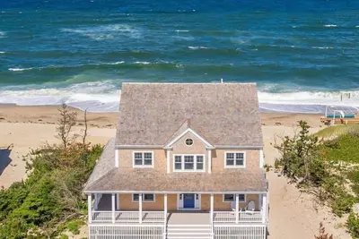 Image de Brand New Magnificent Oceanfront Home with Spectacular Views on Private Beach