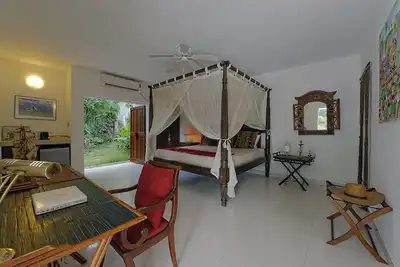 Image de Chambre King avec accès direct au jardin et à la piscine privée.