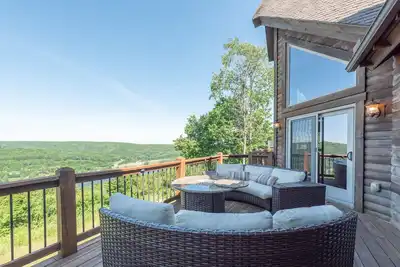 Image de Accès au lac avec bain à remous, barbecue à gaz, table de billard et équipements communautaires!