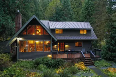 Image de 5 chambres Exquis Ski Lodge avec sauna en cèdre, bain à remous, cheminée, Animaux acceptés