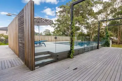 Image de Somers Beach House, vue sur l'eau, grande piscine, mètres de la plage et magasin général