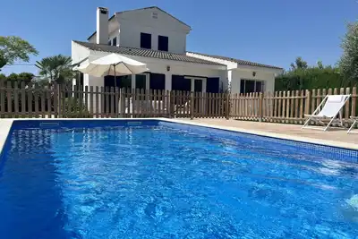 Villa, piscine privée sécurisée, plage à 5 min, climatisation, Wifi gratuit.
