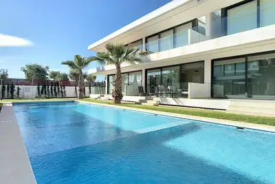Image de Moderne, vue sur la piscine, orientée sud-est