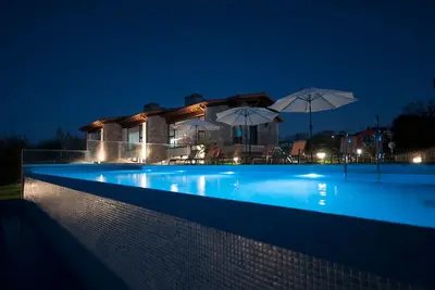 Image de Avec piscine et vue sur les bouffons. Idéal pour les familles