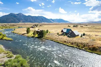 Image de Grande RÉDUCTION D'Ouverture De 15%! Maison au bord de la rivière près de Yellowstone Park et du lac Hebgen
