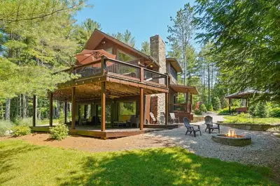 Image de Belle cabine nichée parmi les pins blancs majestueux