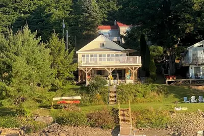 Image de Nouvelle Liste! Rare maison 4br 2ba au bord du lac avec vue imprenable. Rue calme.