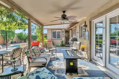 Image de \n\t4 Bedroom 3 Bathroom Garden Oasis with Fireplace, Casita, and Chief’s Kitchen