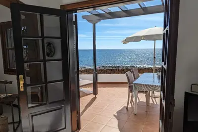 Image de bungalow bien entretenu 1ère rangée directement sur la mer dans un établissement privé - Internet