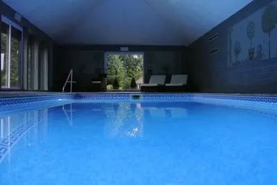 Image de Damson Cottage - grange contemporaine offrant un accès à une superbe piscine intérieure