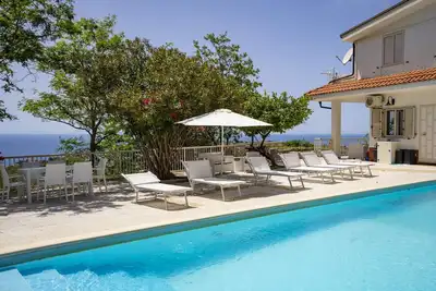 Image de grande maison avec piscine privée et vue sur la mer