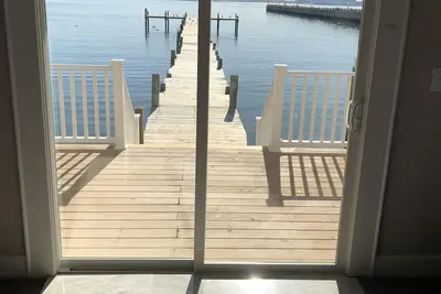Image de Mariners Cove Waterfront avec quai privé