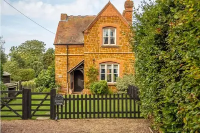 Image de Ce charmant cottage victorien en pierre de taille offre une vue magnifique sur le parc.