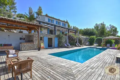 Image de Propriété au charme Indonésien avec piscine chauffée et vue sur mer