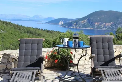 Image de Vue mer exceptionnelle depuis cette charmante villa nichée à flanc de colline.