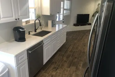 Image de Nouveau! Au coeur de Midland w / Walking Park juste à la porte arrière.