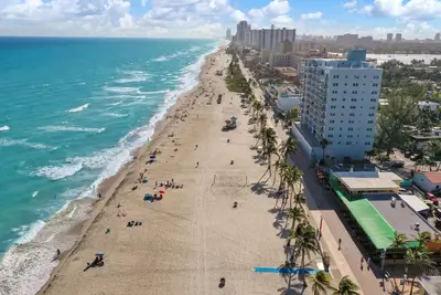 Image de Spacious 2br condo w/ beach access