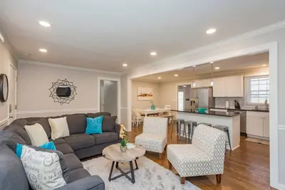 Image de Rénovation complète 4bd / 2. 5ba, 4 miles du centre-ville - Hot Tub, accessible aux personnes handicapées!