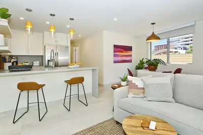 Image de Unité de coin entièrement rénovée à un pâté de maisons de la plage de Waikiki!