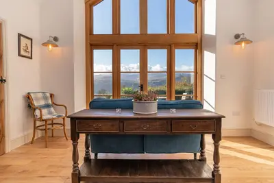 Image de Une grange récemment convertie qui se dresse au-dessus de la magnifique vallée de Conwy.