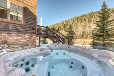 Luxe moderne dans une belle maison de montagne! Bain à remous privé et vue sur la montagne!