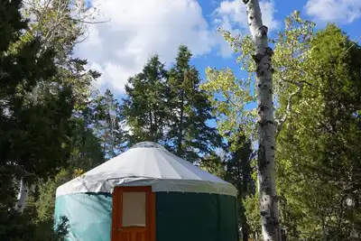 Image de Nouveau Yourte! Raquette ou ski et détendez-vous près d'un poêle à bois chaud tout en jouant à des jeux!