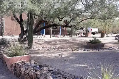 Image de Maison confortable de style Santa Fe sur un culdesac calme.