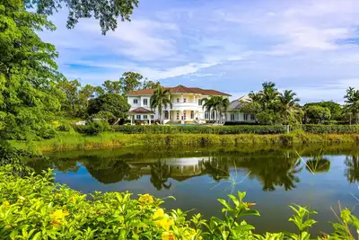 Image de Lakeside villa on a quiet golf course - private pool and 10 minutes to the beach