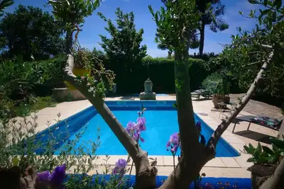 Image de studio plein de charme \"entre terre et mer\"  piscine privative et jardin arboré