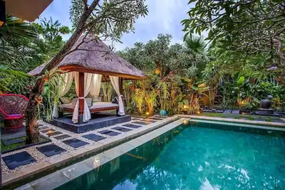 Image de Samudra · Villa de luxe avec piscine privée et piscine privée à 9 balcons à Bali