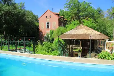 Image de Maison de vacances avec piscine chauffée solaire et pavillon de jardin