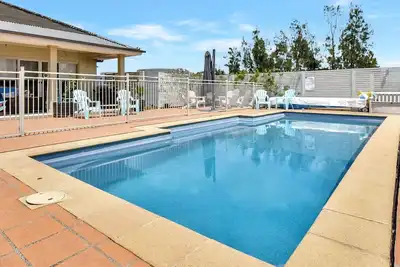 Image de Silver Springs Estate 4br house + 6br house with Wifi, Pool. Fireplace, Views, Olives and Space