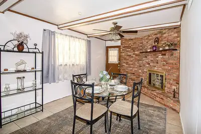 Image de À quelques minutes du Will Roger Coliseum, des parcs à bestiaux de Fort Worth, du quartier culturel, des musées et de la Dickies Arena!