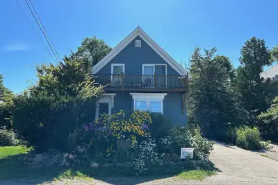 Image de Helena House: style européen, près de Plum Cove Beach.