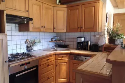 Image de C'est un appartement dans un chalet. Il est situé face au Mon-Blanc et sans vis à vis. L'été vous pouvez profitez du jardin et l'hiver un terrain idéal pour une partie de bataille de boules de neige!