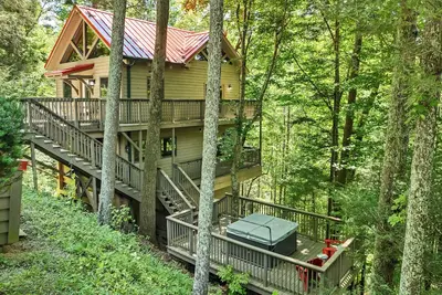 Image de Belle cabine de 3 chambres, plusieurs niveaux et terrasses, bain à remous, spacieux et confortable - Tree House