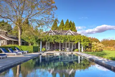 Image de Nouvelle inscription: sur quatre acres, au cœur de Sagaponack, cuisine gastronomique, court de tennis, verger, près de la plage principale de Sagg