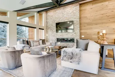 Image de Bus gratuit, 2 arrêts de pistes / école de ski. 2 lits queen et salle de bain privée dans chaque chambre!