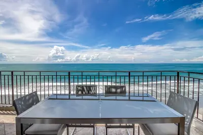 Image de Condo de luxe en bord de mer avec une vue imprenable. piscine partagée et accès à la plage