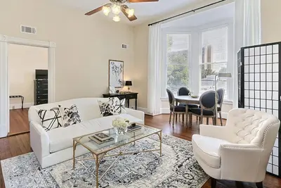 Emplacement incroyable! Ce magnifique appartement de Charlton a tout pour plaire.