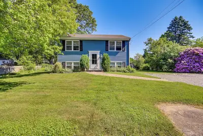 Image de Nouveau! Bright Narragansett Beach Home w / Deck & Yard