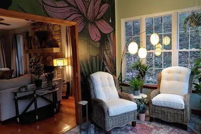 Image de Nouveau. . . Nid d'amour romantique - bain à remous, 2 cheminées Wb, 2 salles de bain, gazebo et foyer